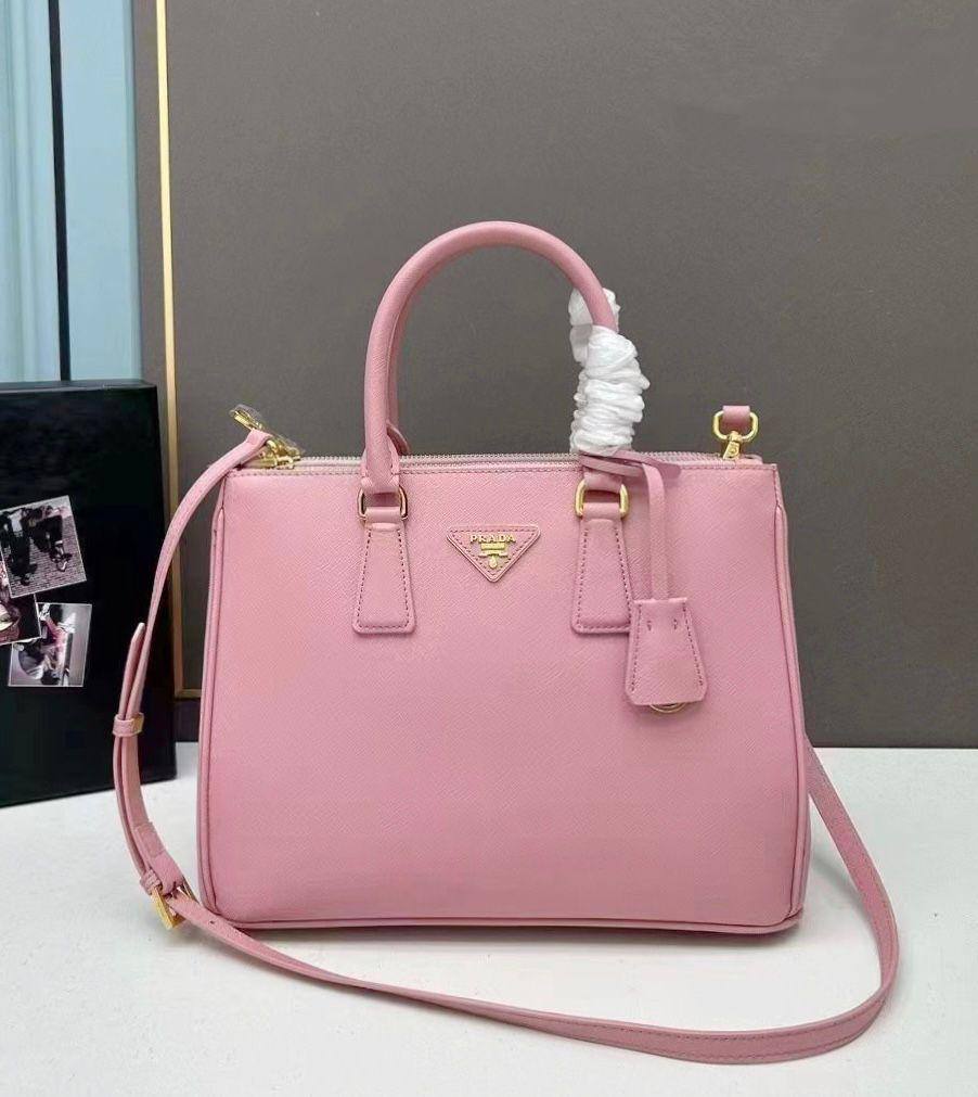 PRADA 

NEW CAME 

GOOD QUALITY 

90 dhs🇦🇪🇦🇪

SIZE: 32cm

Zain295
♥️♥️♥️