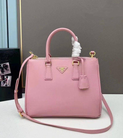 PRADA 

NEW CAME 

GOOD QUALITY 

90 dhs🇦🇪🇦🇪

SIZE: 32cm

Zain295
♥️♥️♥️