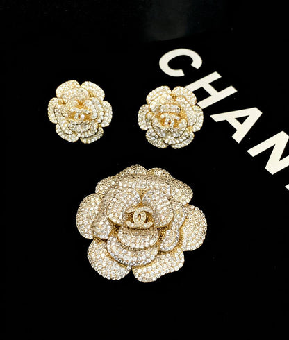 130 DHS🇦🇪 SET 
CHANEL MASTER 💫✨
BROOCH WITH EARRINGS
WITH BOX AND PAPER BAG🎁🛍️

Zain89
♥️♥️♥️
