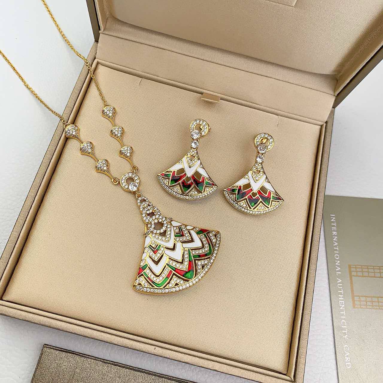 BVLGARI SET
💫✨
MASTER
NECKLACE & EARRINGS
180 DHS🇦🇪🇦🇪
WITH SMALL BOX AND PAPER BAG 🛍️🎁

Zain89
♥️♥️♥️