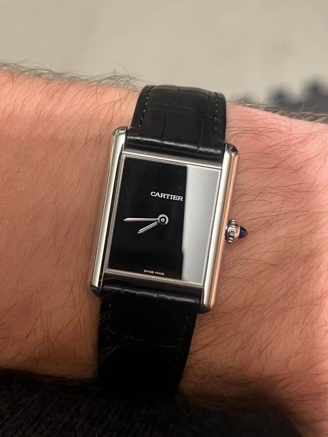Cartier watch unsix
 (size36mm) 
good quality 
220 dhs🪙💚

Zain59
♥️♥️♥️