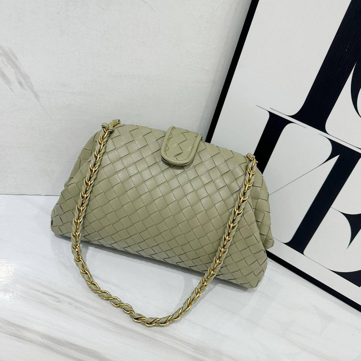 BOTTEGA 

HIGH QUALITY 
WITH BOX 

RESTOCK 
125 dhs🇦🇪🇦🇪

SIZE: 30cm

Zain295
Zain39
♥️♥️♥️