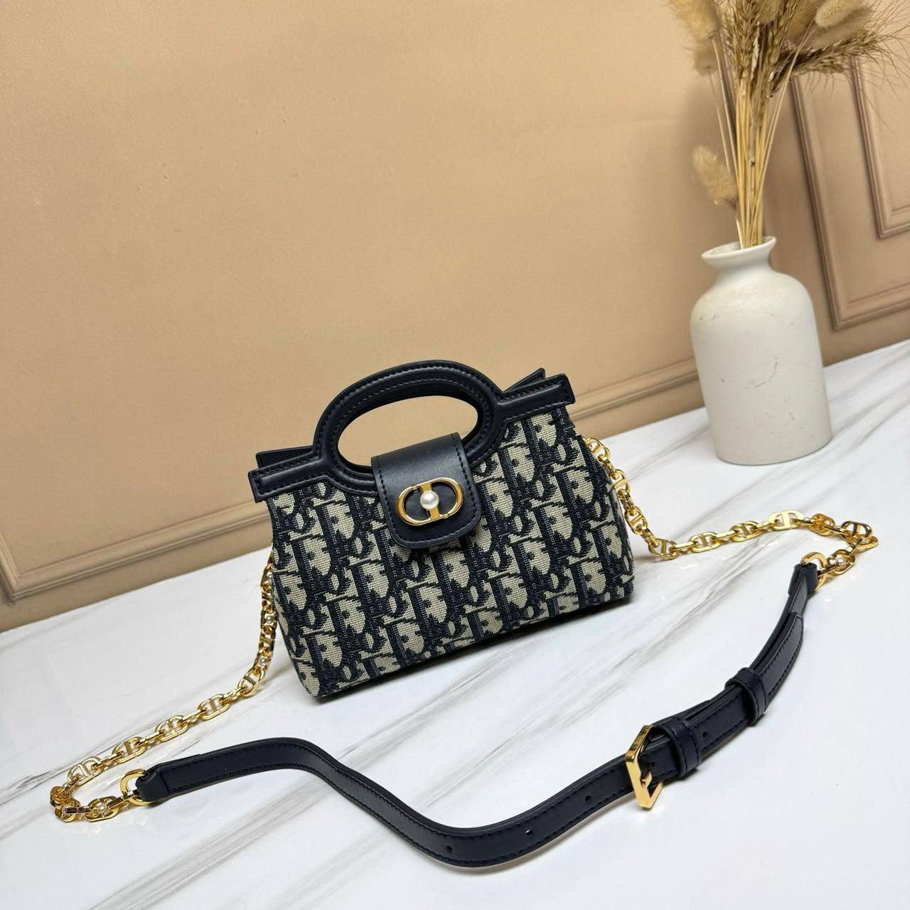 Dior 
Master🌺🌺
300 dhs✅
#17cm🩷🙋‍♂️

Zain228
♥️♥️♥️