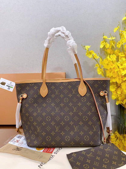 LV 

95 dhs🇦🇪🇦🇪

with box

size 45×18×30cm

Zain213
♥️♥️♥️