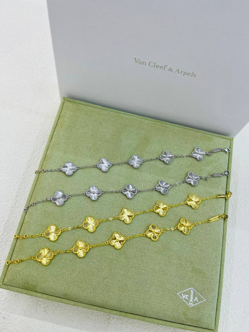 VCA❤️‍🔥*
Bracelet 🍁
Stainless Steel 💯
With black boxes 🗃️ 
20 dhs💓
With normal boxes 📦 
And paper bag🛍️
30 dhs💓

Zain216
♥️♥️♥️
