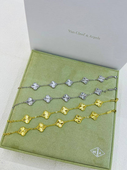 VCA❤️‍🔥*
Bracelet 🍁
Stainless Steel 💯
With black boxes 🗃️ 
20 dhs💓
With normal boxes 📦 
And paper bag🛍️
30 dhs💓

Zain216
♥️♥️♥️