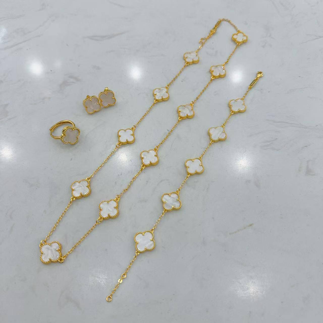 VCA set💥
*Stainless steel SET 💯*
Necklace ❤️‍🩹
Earring 🍁
Breslat ❣️
Ring 💍 free size
With normal boxes 📦 
And paper bag 🛍️
70 dhs🪙💕
With master box 🗃️ 
110 dhs🪙💕

Zain216
♥️♥️♥️