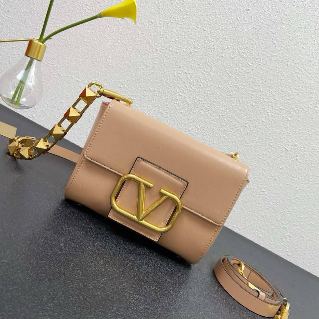 VALENTINO 
COPY ONE
200 dhs✅

Zain295
♥️♥️♥️