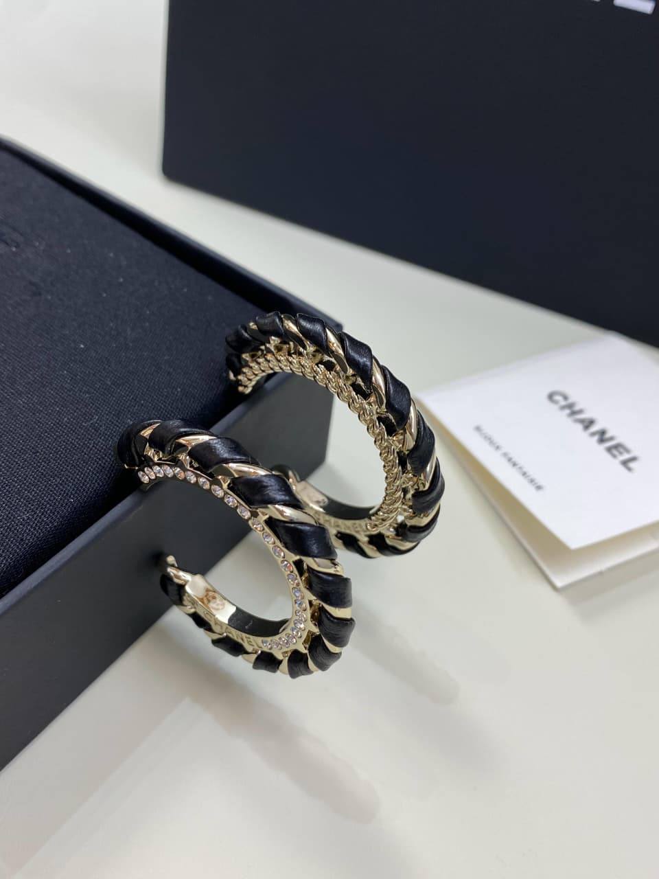 CHANEL 
MASTER
EARRING ✨💫
WITH BOX AND PAPER BAG 🛍️🎁
60 DHS👑

Zain89
♥️♥️♥️