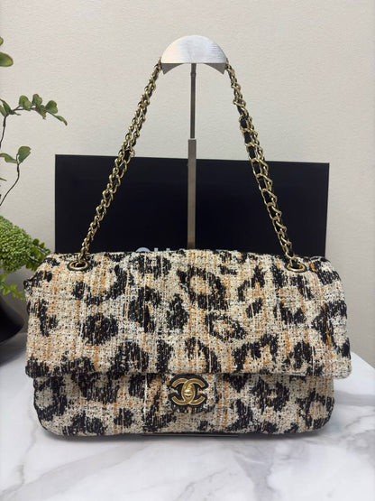 Chanel 

new arrival 

38cm=270 dhs🇦🇪🇦🇪
32cm=250 dhs🇦🇪🇦🇪

Zain228
♥️♥️♥️