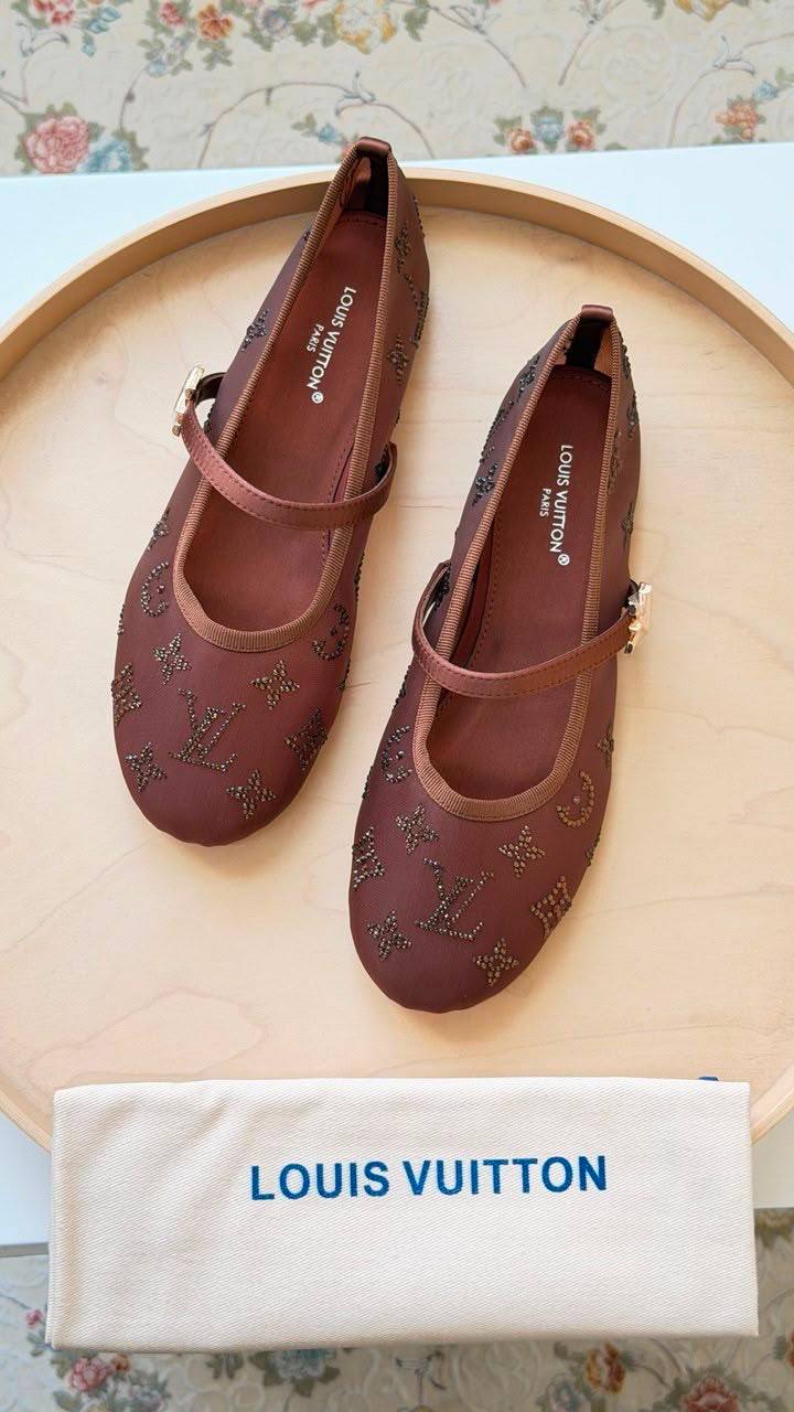 LV
Master quality 
Size: 36 to 41
450 dhs✅

Zain318
♥️♥️♥️