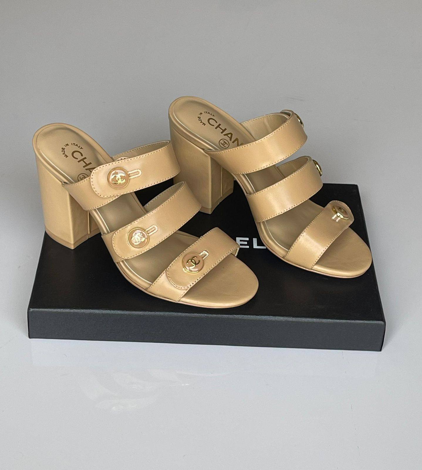 CHANEL 
SuperMaster Quality 💯
450 dhs❣️
Size: 36-41💥

Zain171
♥️♥️♥️