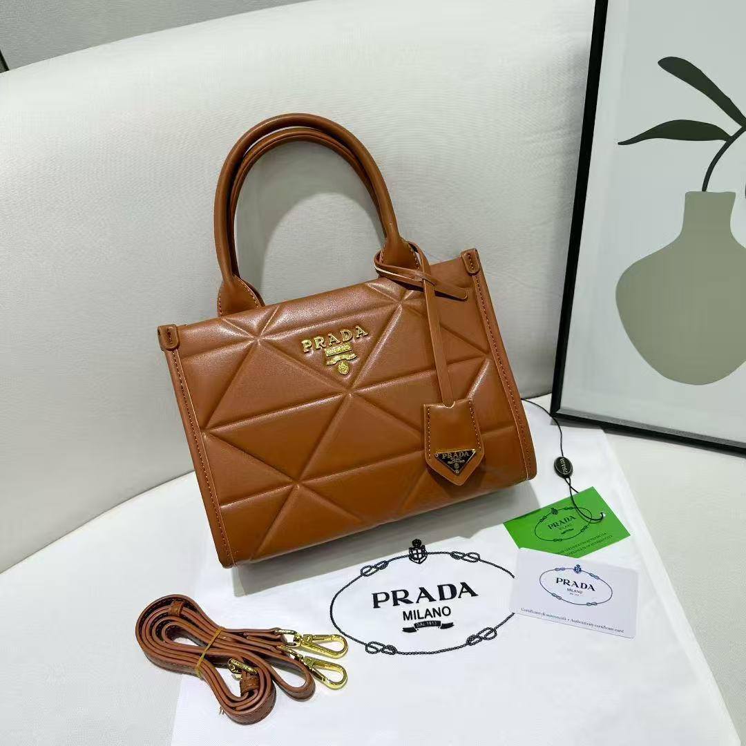 Prada
95 dhs✅
high quality
24cm

Zain26
♥️♥️♥️