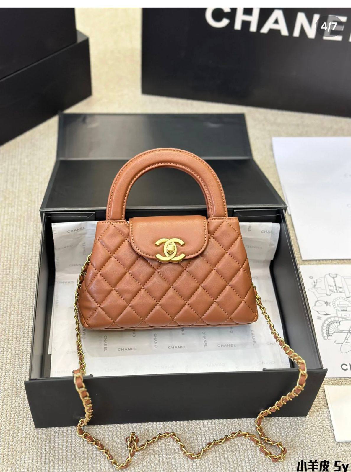 Chanel 
good quality, 
comes with box, 
🎁🎁🎁

size... 19* 13 cm 
90 dhs❣️

Zain12
♥️♥️♥️