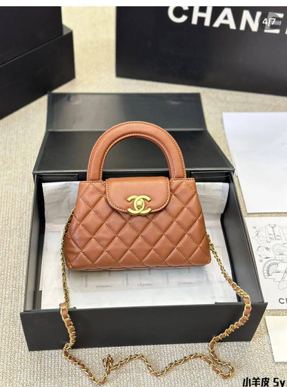 Chanel 
good quality, 
comes with box, 
🎁🎁🎁

size... 19* 13 cm 
90 dhs❣️

Zain12
♥️♥️♥️
