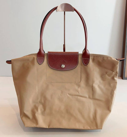 LONG CHAMP
 NEW CAME HIGH QUALITY 
BIG SIZE 
90 dhs✅

Zain39
♥️♥️♥️