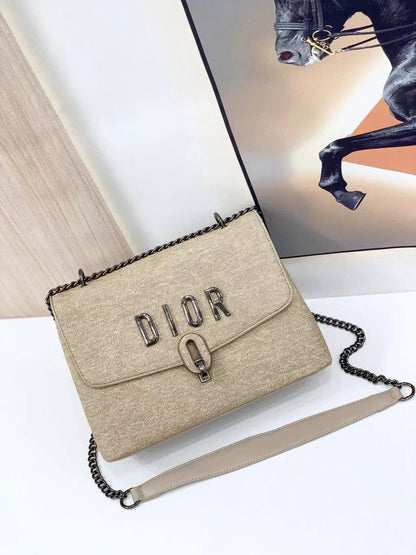 Dior
110 dhs🪙🌨️

Zain143
♥️♥️♥️