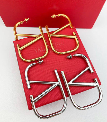Valentino ❤️‍🔥*
Earring 🦋
Master quality 💯

With normal boxes 📦 
60 dhs🪙🌨️

With master box 🗃️ 
75 dhs🪙🌨️

Zain216
♥️♥️♥️