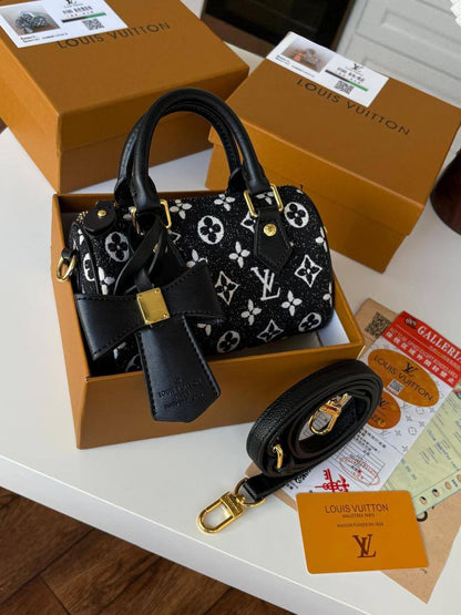 LV
95 dhs✅ 
Good quality 
with box 21cm

Zain26
♥️♥️♥️