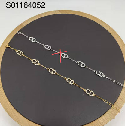 Bracelet 🌊*
Good quality 💯
With black boxes 🗃️ 
30 dhs🪙🌨️
With brand boxes 📦 
And paper bag 🛍️
35 dhs🪙🌨️

Zain216
♥️♥️♥️