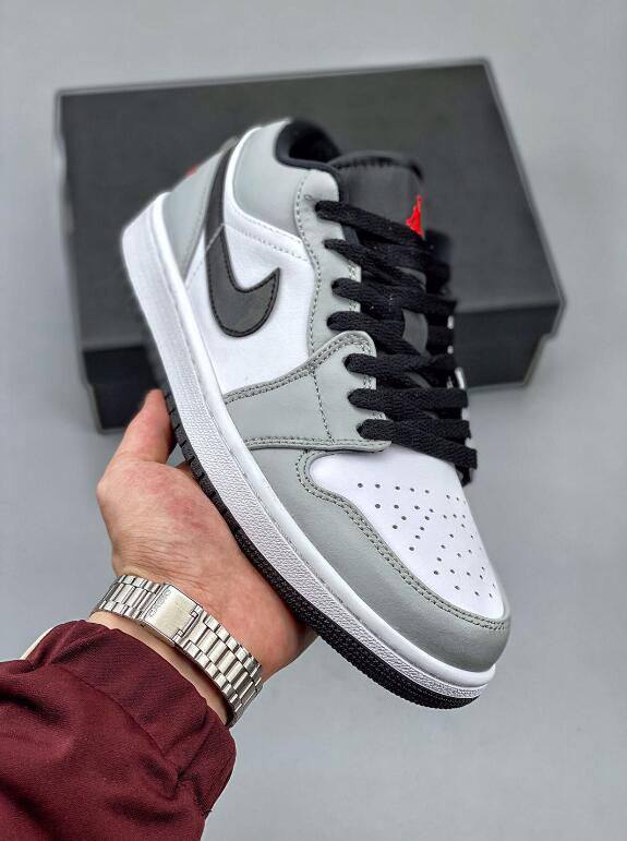 Jordan 1 Low 
36-46 Sizes 
140 dhs🪙🪙

Zain232
♥️♥️♥️