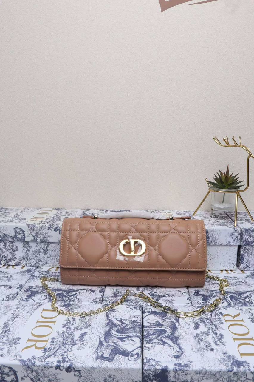 Dior
withbox 
100 dhs🇦🇪🇦🇪

Zain143
♥️♥️♥️