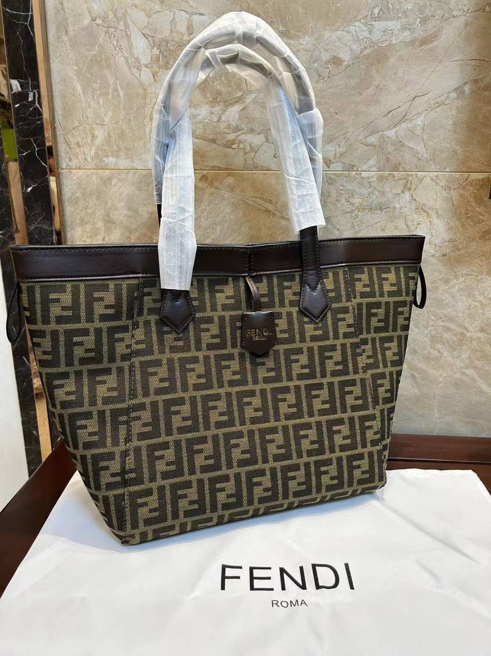 Fendi 
100 dhs✅
size 32（49)×15×33cm

Zain213
♥️♥️♥️