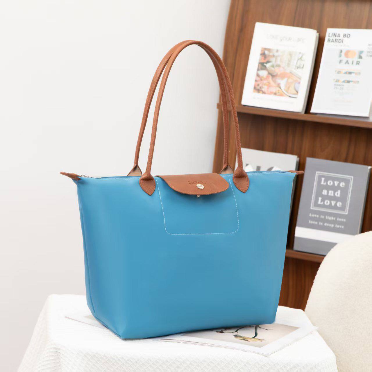 LONGCHAMP BAG 
BIG SIZE 
50 dhs✅
SIZE - *46×18×30 cm

Zain40
♥️♥️♥️