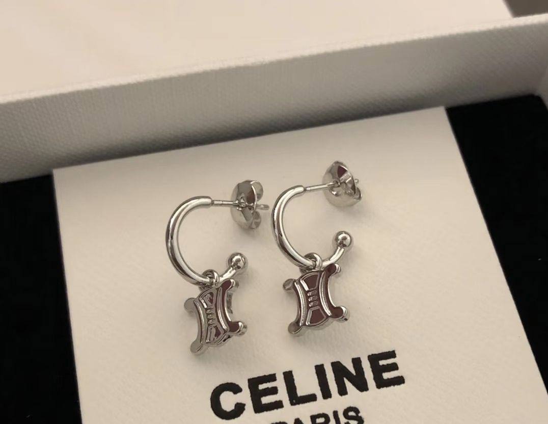 CELINE SET ✅*
Necklace 🍁
Bracelet ✨
Earring 🌸
Master quality 💯
With normal boxes 🗃️ 
130 dhs✅
With master box 📦 
140 dhs✅

Zain216
♥️♥️♥️