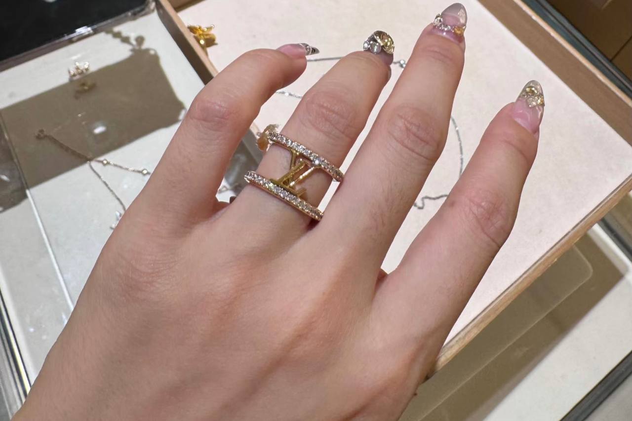 LV❤️‍🔥*
Ring 💍 available size👇
6,7,8
Master quality 💯
With normal boxes 🗃️ 
50 dhs✅
With master box 📦 
60 dhs✅

Zain216
♥️♥️♥️