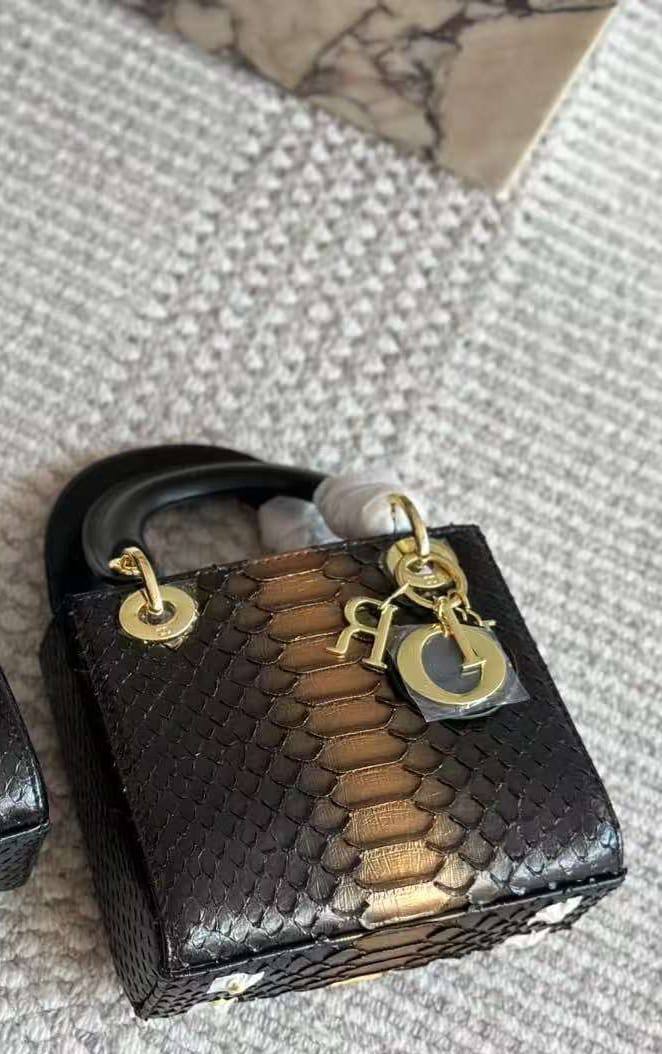 Dior
Master
420 dhs🇦🇪

Zain10
♥️♥️♥️