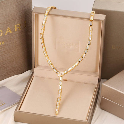 Bvlgari Set
Necklace 
Earrings 
Bangle 
Ring 💍 
*Master quality* 💎

*430* AED good box 🗃️

Zain48
♥️♥️♥️