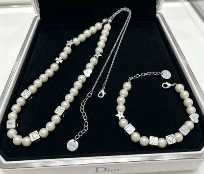 Dior 
Necklace 🐦‍🔥
Bracelet 🦋
Master quality 💯
With normal boxes 🗃️ 
120 dhs✅

With master box 📦 
140 dhs✅

Zain216
♥️♥️♥️