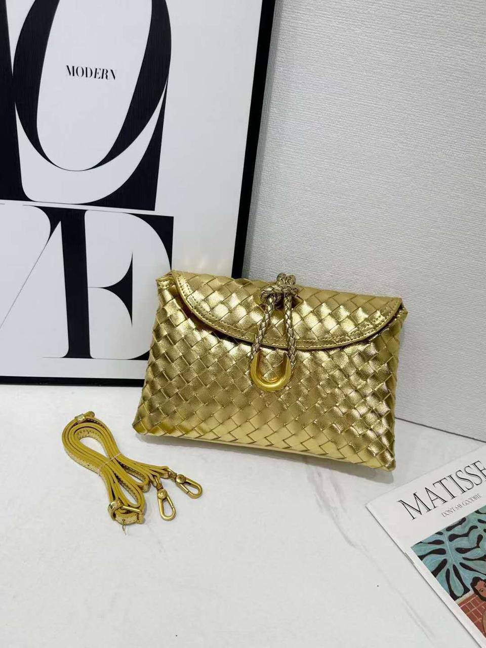 Bottega
with box🎁🎁🎁
95 dhs✅

Zain306
♥️♥️♥️