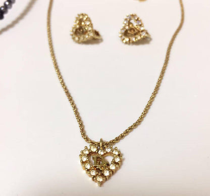Dior ❤️‍🔥*
Necklace 🍁
Earring🌸
Master quality 💯
75 dhs❣️
With master box 📦 
90 dhs❣️

Zain216
♥️♥️♥️