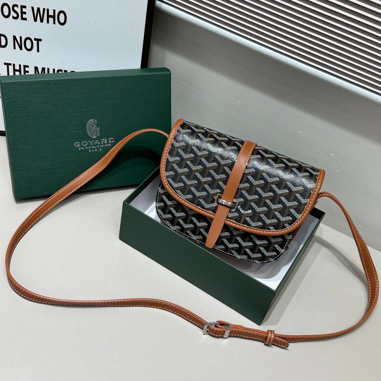 Goyard 

95 dhs💓

with box🎁🎁🎁

size 22×7×16cm

Zain42
♥️♥️♥️