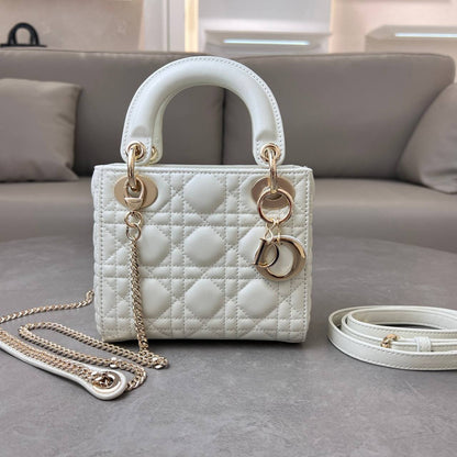 DIOR
Best quality with box
110 dhs💓
size 17CM

Zain290
♥️♥️♥️