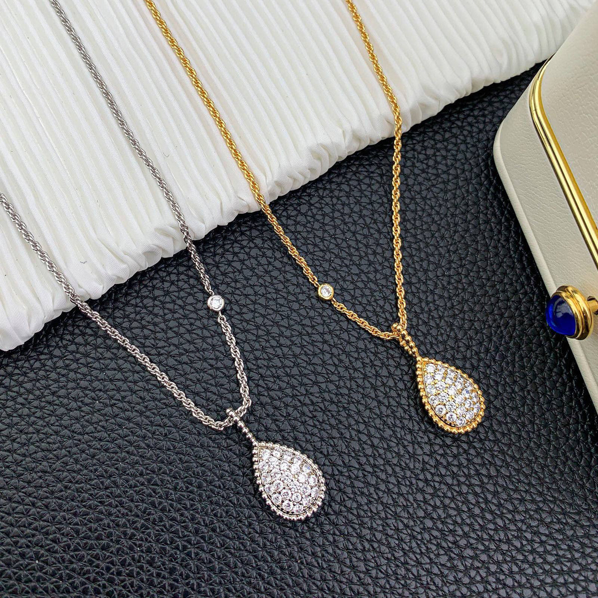 BOUCHERON 
Necklace 🦋
Earring 🐦‍🔥
Master quality 💯
With normal boxes 📦 
85 dhs🇦🇪🇦🇪

With master box 🗃️ 
200 dhs🇦🇪🇦🇪

Zain216
♥️♥️♥️