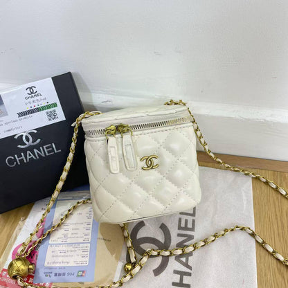 Chanel
13*12*11cm

With box
🎁🎁🎁

65 dhs🪙🖤

Zain17
♥️♥️♥️