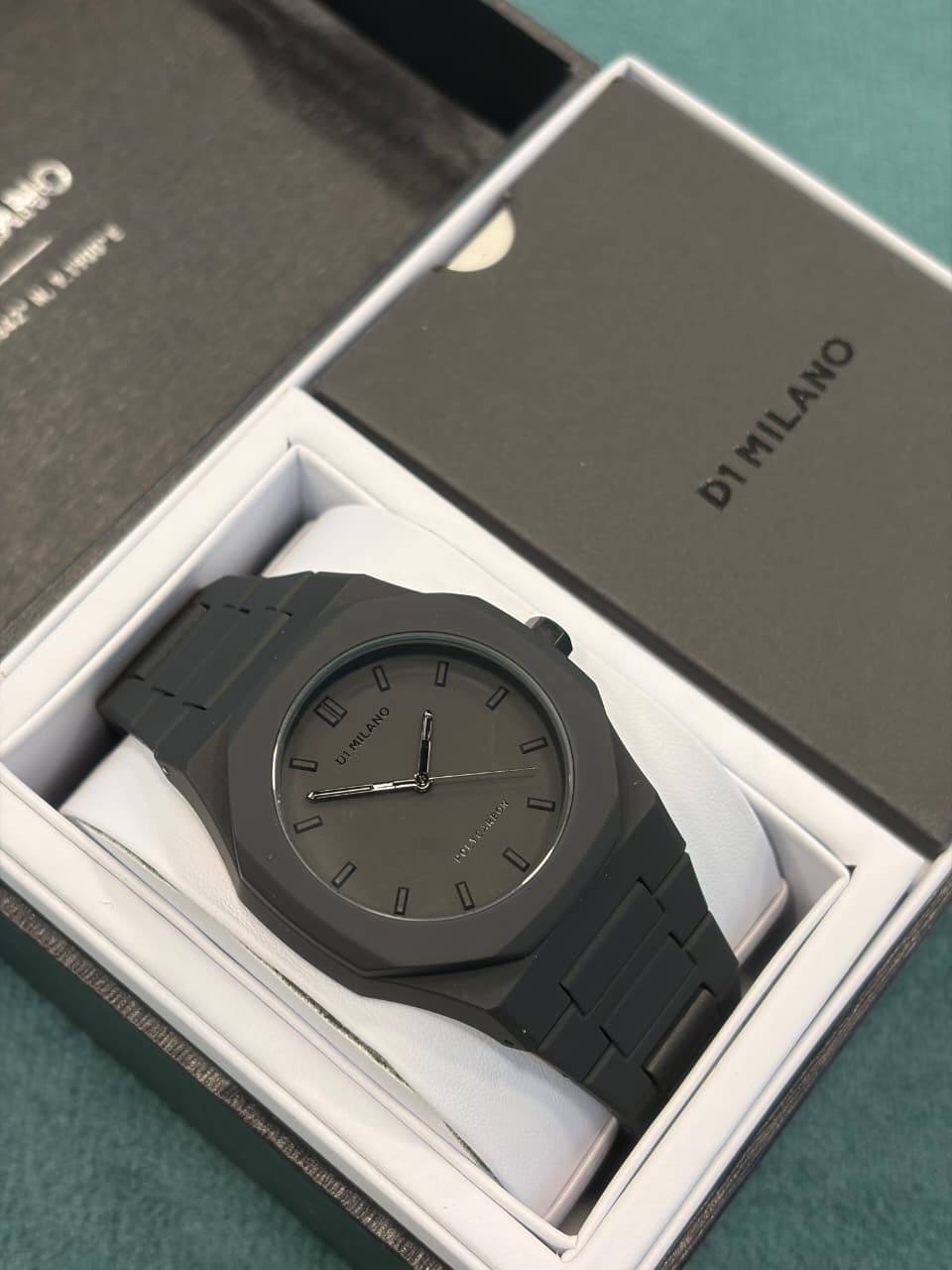 D1 milano polycarbon 
watch for men good quality 
150 dhs✅

Zain59
♥️♥️♥️