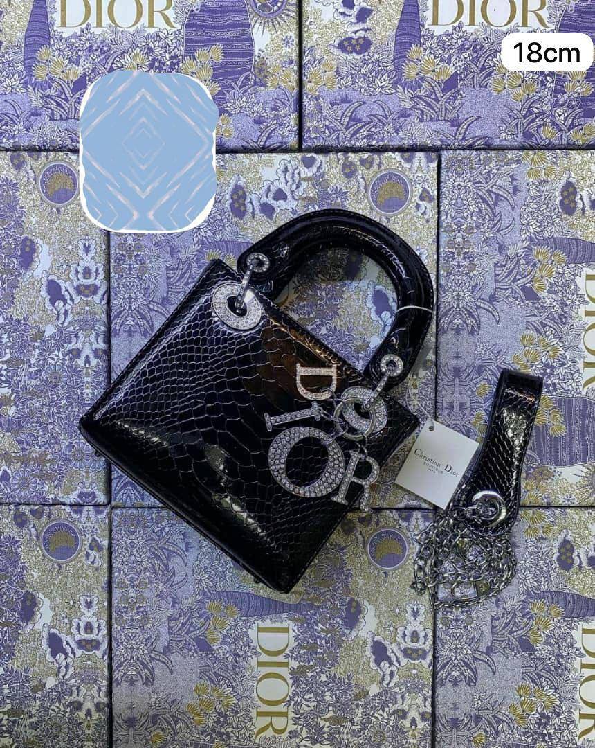 💎 Lady Dior 
1️⃣ First quality +🎁
Logo with diamond💎
Size : 18 * 14 * 7 cm
120 dhs✅
with box 🎁

Zain115
♥️♥️♥️