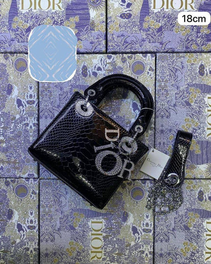 💎 Lady Dior 
1️⃣ First quality +🎁
Logo with diamond💎
Size : 18 * 14 * 7 cm
120 dhs✅
with box 🎁

Zain115
♥️♥️♥️