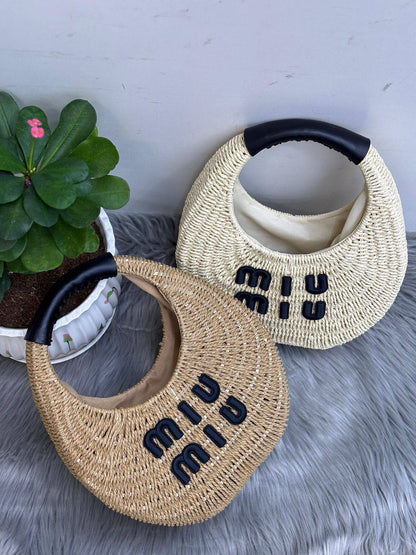 MIU MIU BEACH BAG
SIZE  ………28CM 🥰
95 dhs❤️

Zain244
♥️♥️♥️