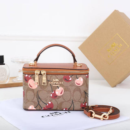 COACH 
NEW CAME GOOD QUALITY 
WITH BOX  
🎁🎁🎁

90 dhs🪙💕
SIZE: 17.5cm

Zain39
♥️♥️♥️