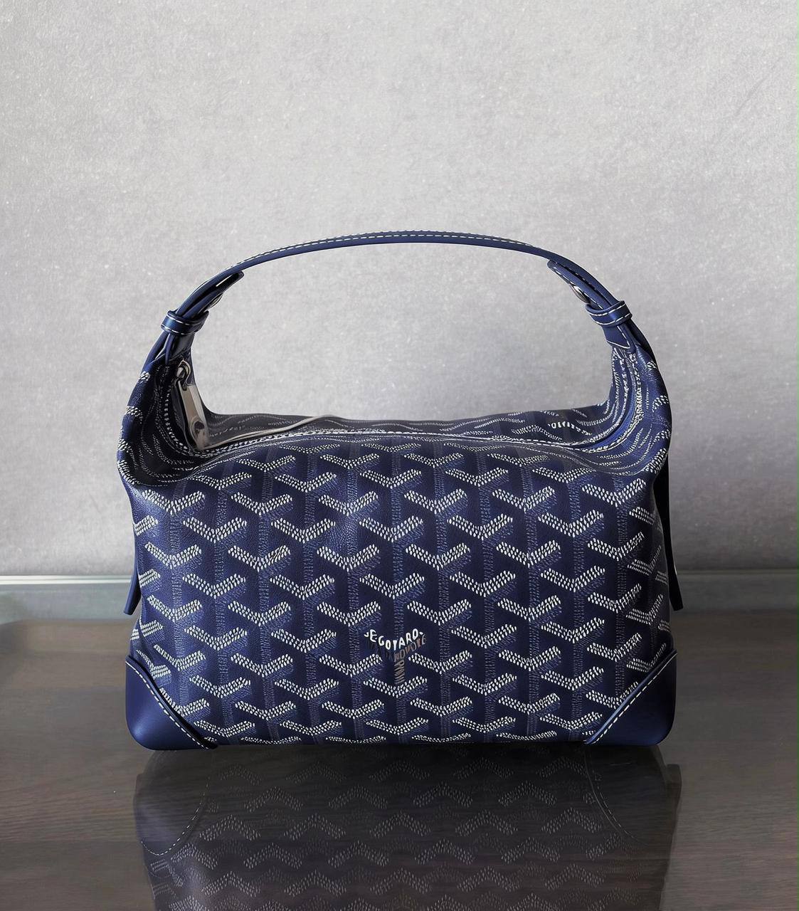 Goyard 
good quality 
with box 
120 dhs🇦🇪🇦🇪
Size : 25cm

Zain17
♥️♥️♥️