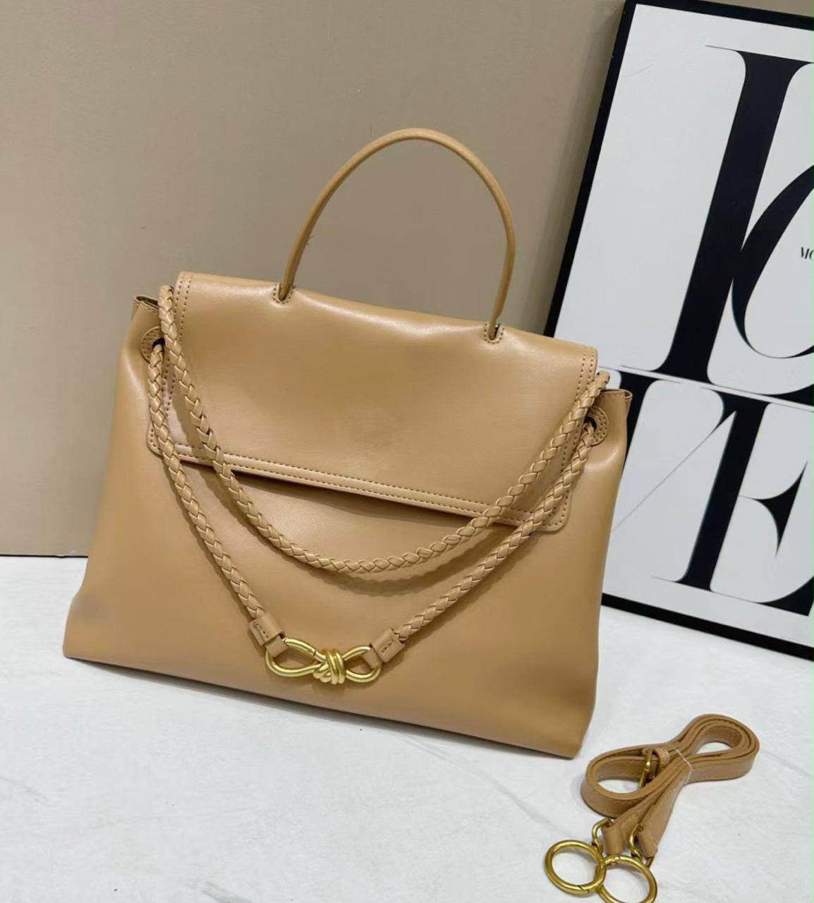BOTTEGA 
 HIGH QUALITY
100 dhs💓
SIZE: 35cm

Zain17
♥️♥️♥️
