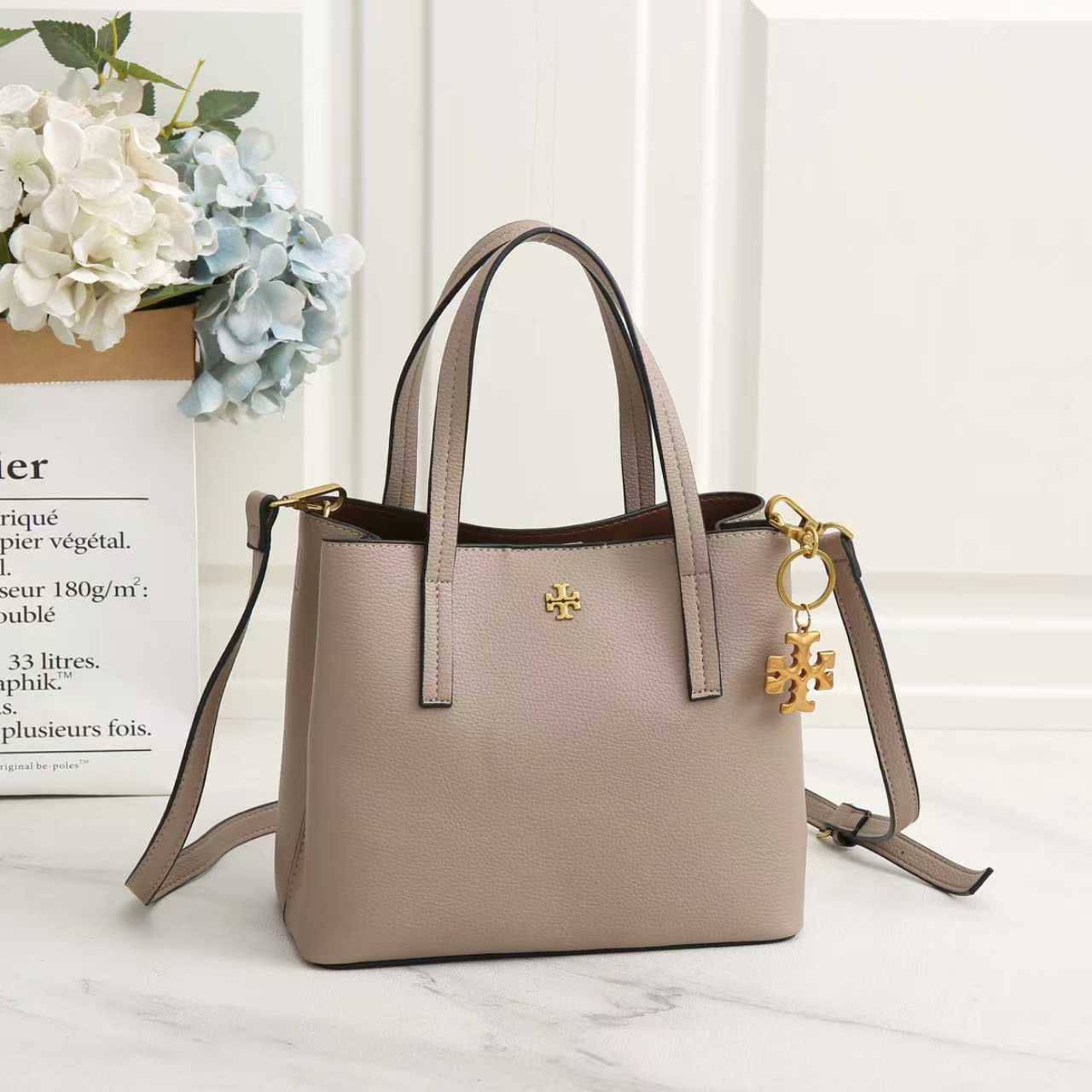 TORY BURCH 
90 dhs✅
24cm

Zain72
♥️♥️♥️