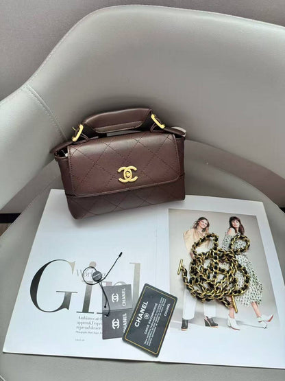 CHANEL
Best quality WITH BOX
95 dhs💛
size 20CM

Zain290
♥️♥️