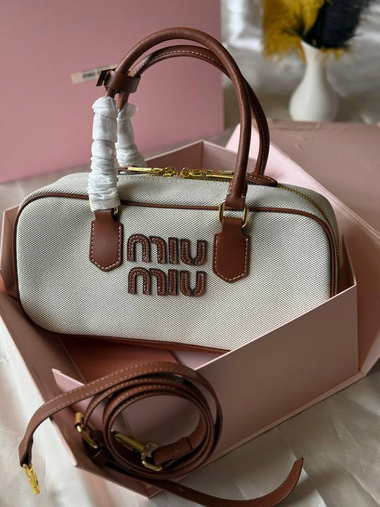 MIU MIU
27cm
350 dhs❤️
Top quality 
With box🎁

Zain167
♥️♥️♥️