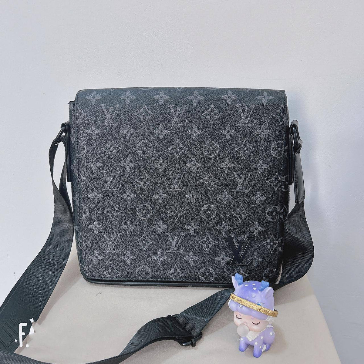 LV

26*23*9 cm
80 dhs🇦🇪🇦🇪

Zain17
♥️♥️♥️